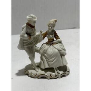 ANTIQUE SITZENDORF ROMANTIC COUPLE W/ Flower WHITE PORCELAIN & GOLD FIGURINE